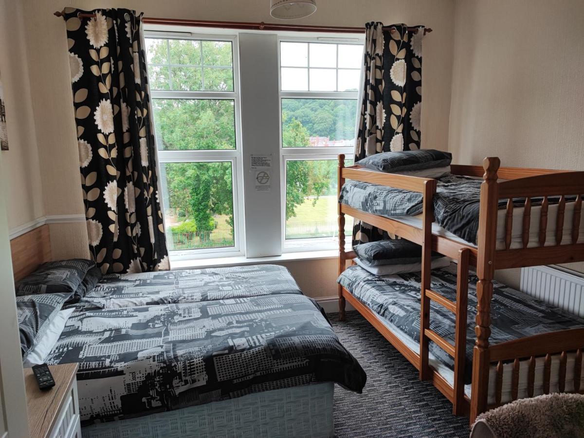 Y Garth Guesthouse Bangor  Bagian luar foto
