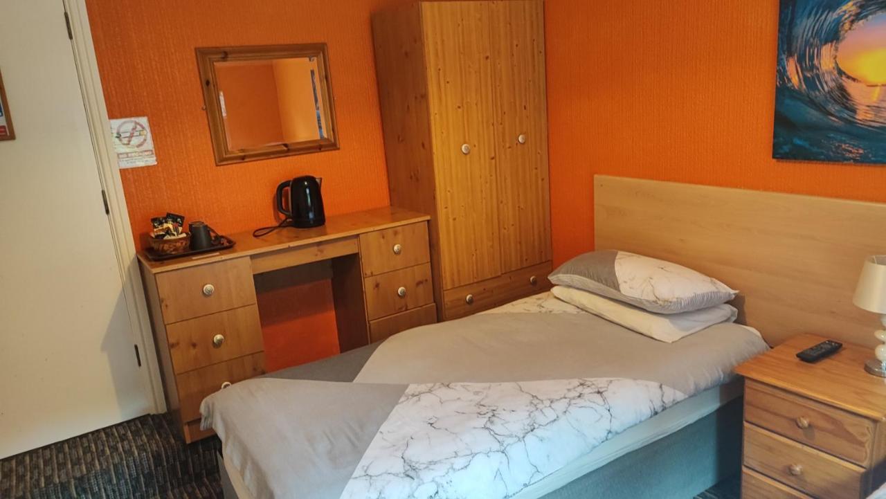 Y Garth Guesthouse Bangor  Bagian luar foto
