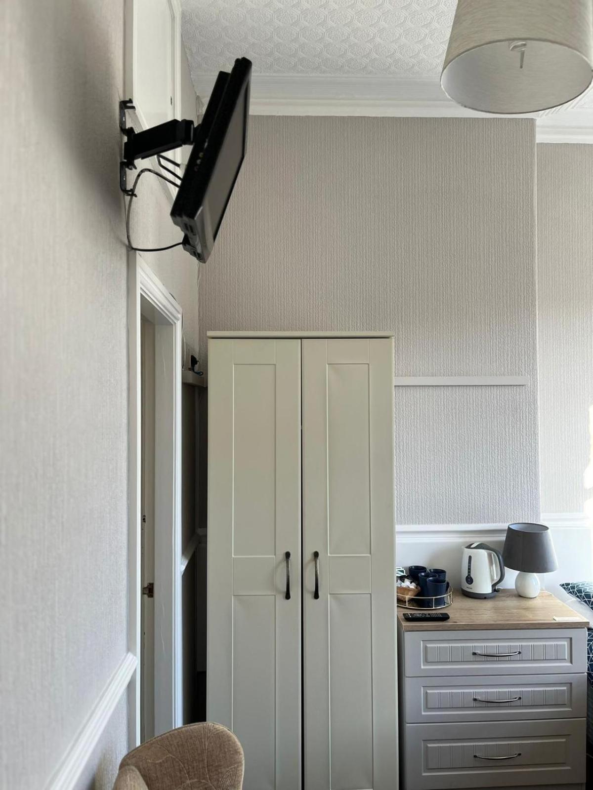 Y Garth Guesthouse Bangor  Bagian luar foto